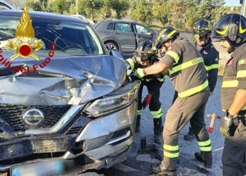 Santa Teresa Gallura: a fuoco un’auto in Piazza Villamarina