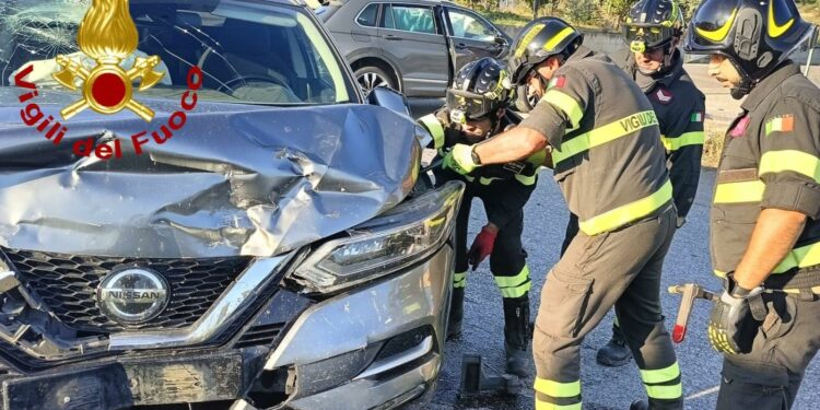 Santa Teresa Gallura: a fuoco un’auto in Piazza Villamarina