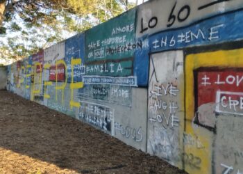 I fantasiosi graffiti di viale Buoncammino