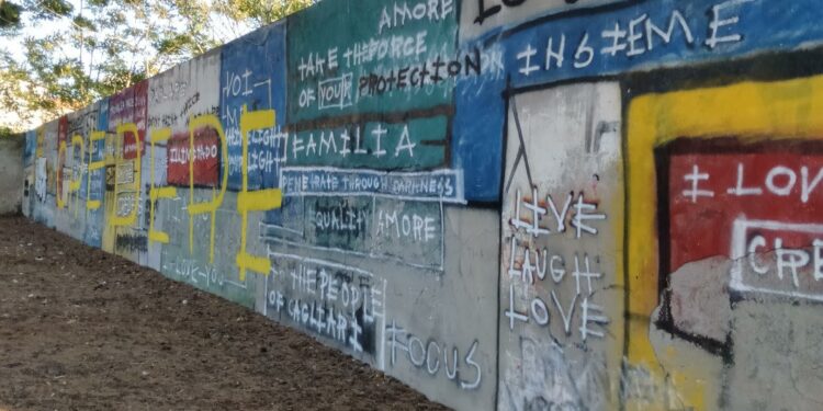 I fantasiosi graffiti di viale Buoncammino