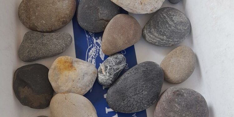 In possesso di sassi prelevati dalle spiagge di Pula, sanzionata una famiglia di turisti