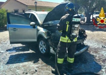 Paulilatino: a fuoco un’auto nel parcheggio della zona archeologica del pozzo di Santa Cristina