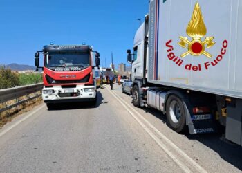 Olbia: incidente stradale sulla sopraelevata sud, intervengono i vigili del fuoco, cinque feriti