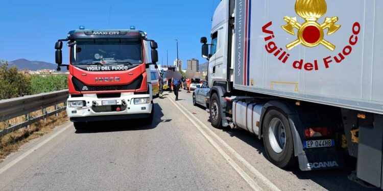Olbia: incidente stradale sulla sopraelevata sud, intervengono i vigili del fuoco, cinque feriti