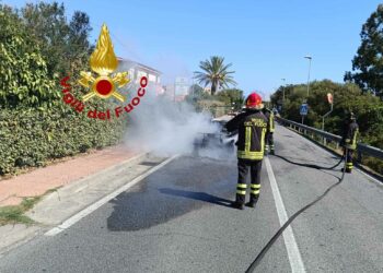San Teodoro: a fuoco un’auto sulla statale 125