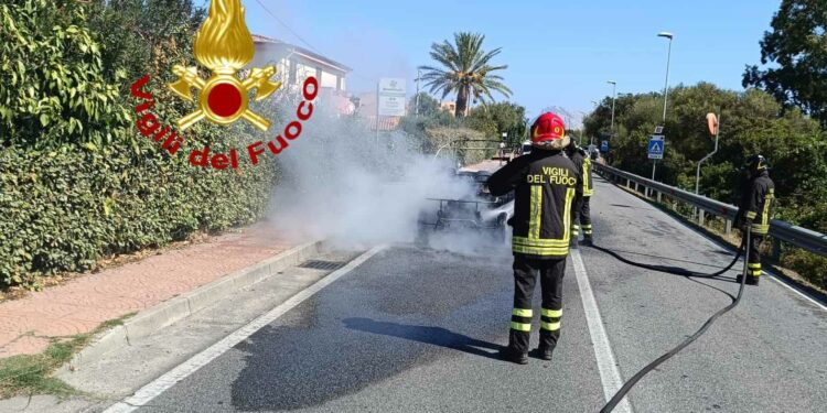 San Teodoro: a fuoco un’auto sulla statale 125