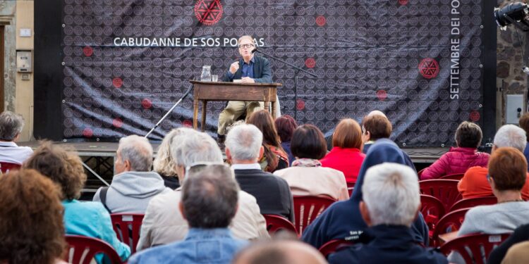 Il 26 agosto la poetessa e scrittrice Maria Grazia Calandrone arriva a Seneghe per le anteprime della ventesima edizione del “Cabudanne de sos poetas”