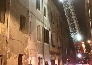 Sassari: a fuoco una mansarda, intervengono i vigili del fuoco