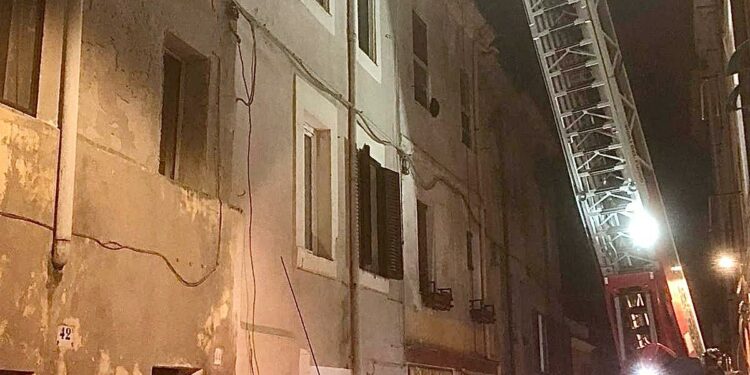 Sassari: a fuoco una mansarda, intervengono i vigili del fuoco
