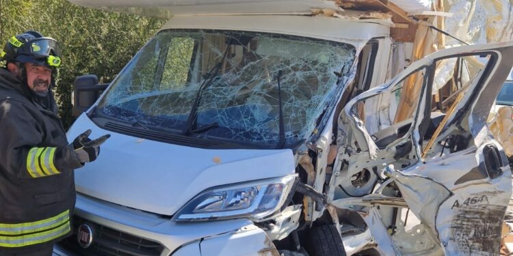 Olbia: scontro frontale tra un camper di turisti e un camion