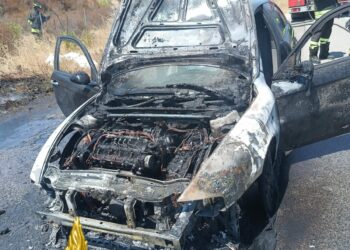 Ozieri: auto a fuoco nei pressi di Binzas de Mela, sul posto i vigili del fuoco
