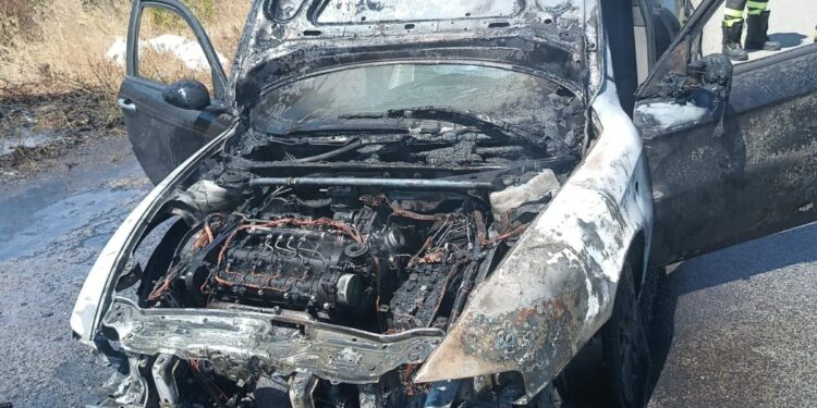 Ozieri: auto a fuoco nei pressi di Binzas de Mela, sul posto i vigili del fuoco