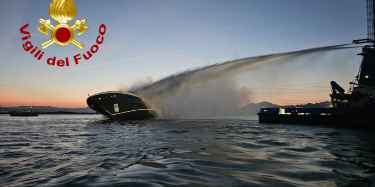 Olbia: divampa un incendio in uno yacht, sul posto i vigili del fuoco