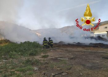 Bono: incendio di masserizie nella zona industriale, sul posto i vigili del fuoco