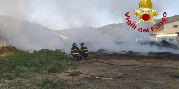 Bono: incendio di masserizie nella zona industriale, sul posto i vigili del fuoco