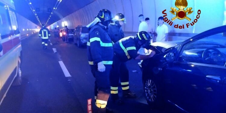 Budoni: tamponamento tra quattro auto e una moto, ferita una persona