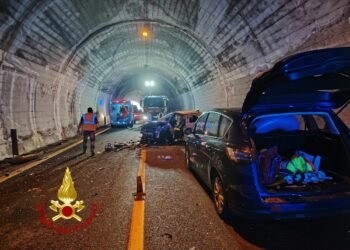 Incidente stradale all’interno della galleria “Siniscola Sud”, intervengono i vigili del fuoco