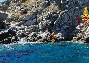 I sommozzatori e la Sezione Navale dei vigili del fuoco di Cagliari sono intervenuti intorno alle 14.00 per il soccorso a 4 giovani in difficoltà a Torre delle Stelle