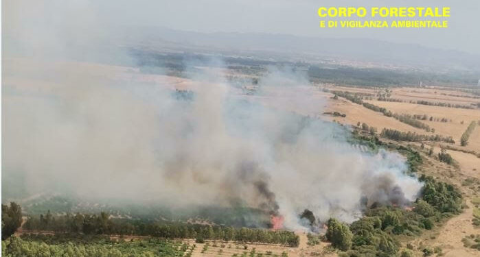 Incendio nelle campagne di Villacidro, in località Case Piras, sul posto un elicottero di Pula e il Super Puma di Fenosu