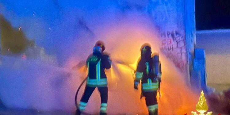 Oblia: a fuoco due auto, intervengono i vigili del fuoco