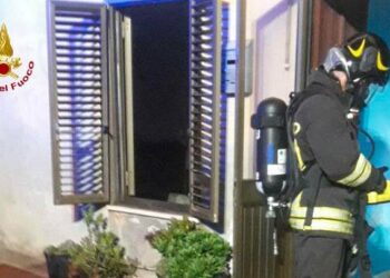 Cabras: a fuoco un’abitazione, sul posto i vigili del fuoco