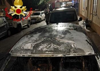 Olbia: auto a fuoco in via Ponchielli, sul posto i vigili del fuoco