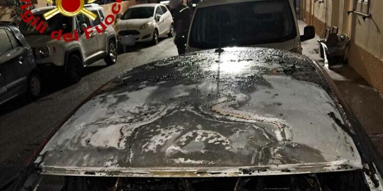 Olbia: auto a fuoco in via Ponchielli, sul posto i vigili del fuoco