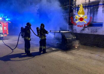 Berchidda: a fuoco un’auto, sul posto i vigili del fuoco