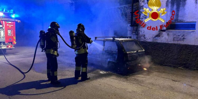 Berchidda: a fuoco un’auto, sul posto i vigili del fuoco