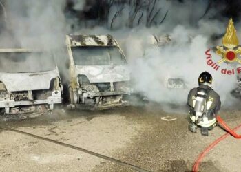 Sestu: a fuoco quattro autofurgoni di un’attività commerciale, intervengono i vigili del fuoco