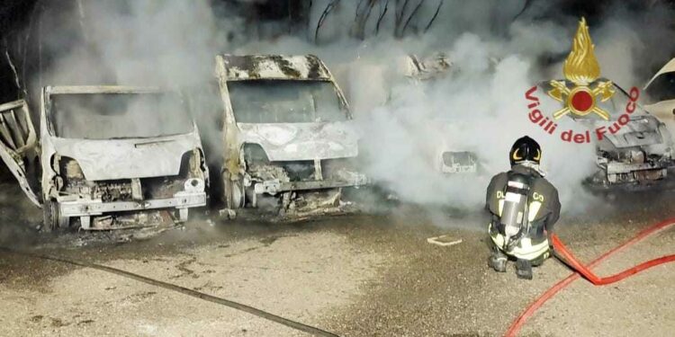 Sestu: a fuoco quattro autofurgoni di un’attività commerciale, intervengono i vigili del fuoco