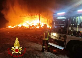 Orani: a fuoco un fienile, sul posto i vigili del fuoco