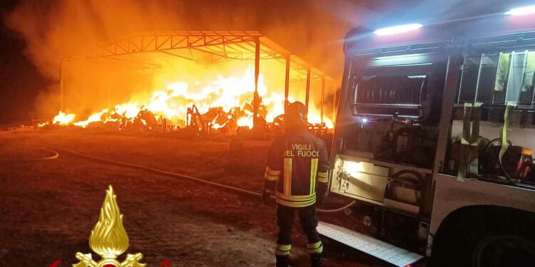 Orani: a fuoco un fienile, sul posto i vigili del fuoco