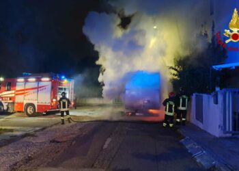 Nuoro: a fuoco un furgone in via Apuleio, sul posto i vigili del fuoco