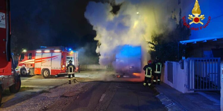 Nuoro: a fuoco un furgone in via Apuleio, sul posto i vigili del fuoco