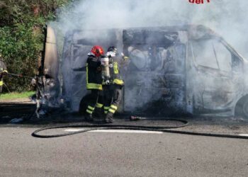 Furgone a fuoco tra Tertenia e Perdasdefogu, intervengono i vigili del fuoco