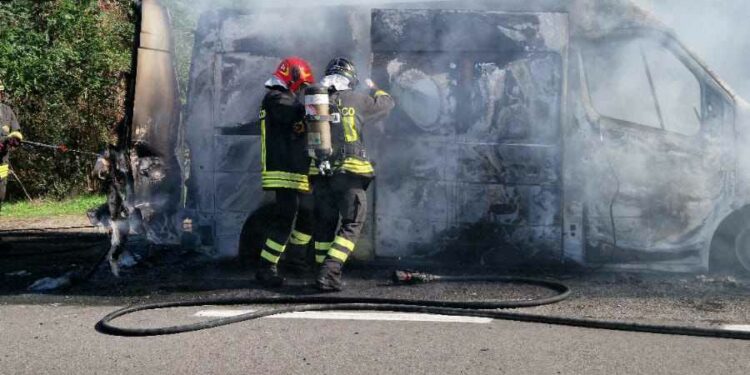 Furgone a fuoco tra Tertenia e Perdasdefogu, intervengono i vigili del fuoco