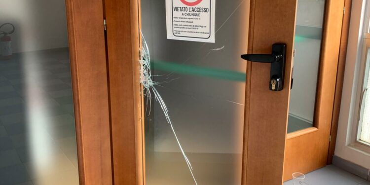 L’attentato alla sede del Pd a Cagliari, la condanna dei parlamentari Silvio Lai e Marco Meloni