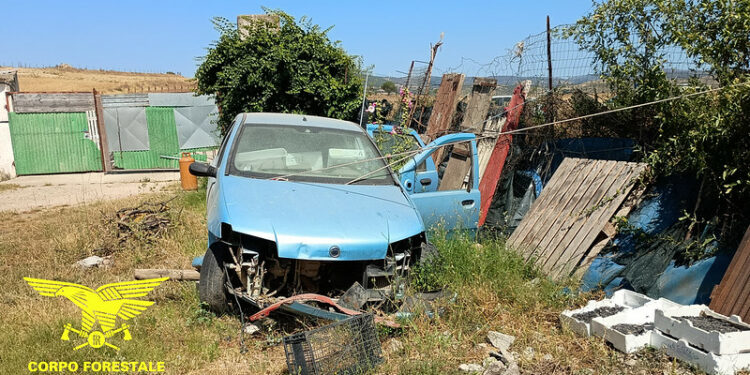 A San Nicolò Gerrei il Corpo forestale ha denunciato una persona e sequestrato una carrozzeria abusiva per rottamazione illegale di auto