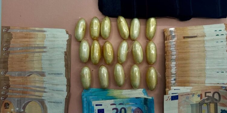 A Cagliari, trasportava ovuli di eroina, arrestato dalla Polizia di Stato