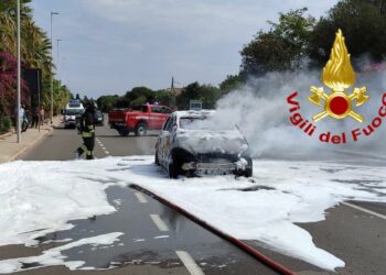 Alghero: a fuoco un’auto, sul posto i vigili del fuoco