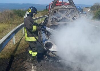 Suni: a fuoco un’auto sulla statale 129 bis