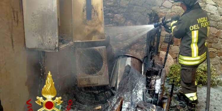 Viddalba: a fuoco una caldaia, sul posto i vigili del fuoco