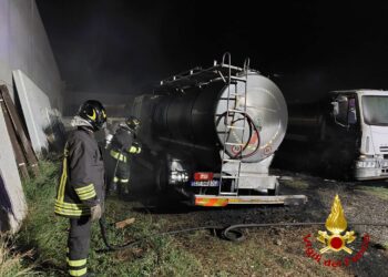 Siniscola: a fuoco due camion, sul posto i vigili del fuoco