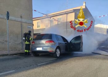 Ittiri: a fuoco un’auto, sul posto i vigili del fuoco