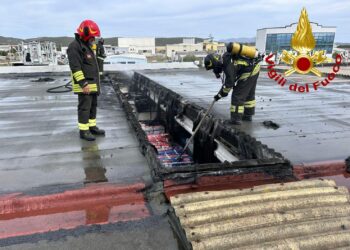 Olbia: prende fuoco il tetto di un capannone, intervengono i vigili del fuoco