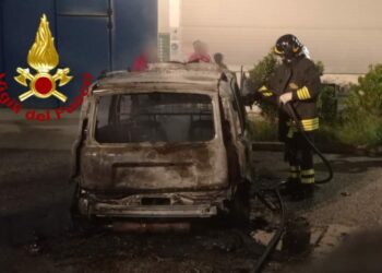 Telti: un’auto a fuoco nella zona industriale, sul posto i vigili del fuoco