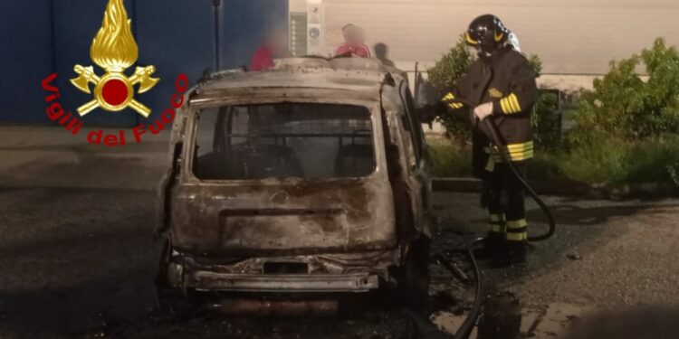 Telti: un’auto a fuoco nella zona industriale, sul posto i vigili del fuoco