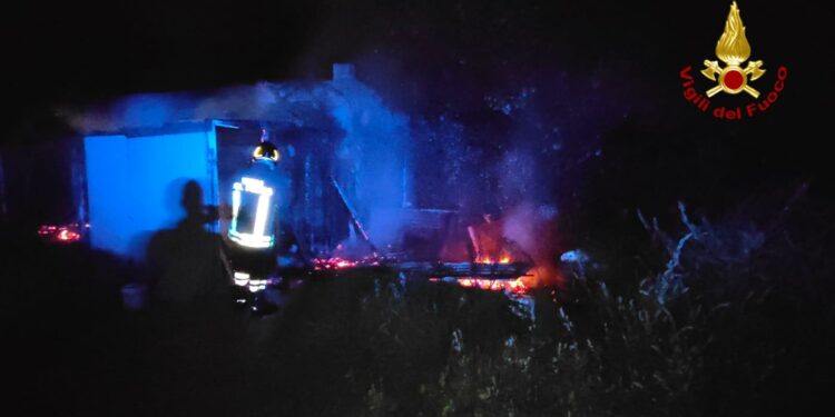 Mamoiada: a fuoco un pollaio, sul posto i vigili del fuoco