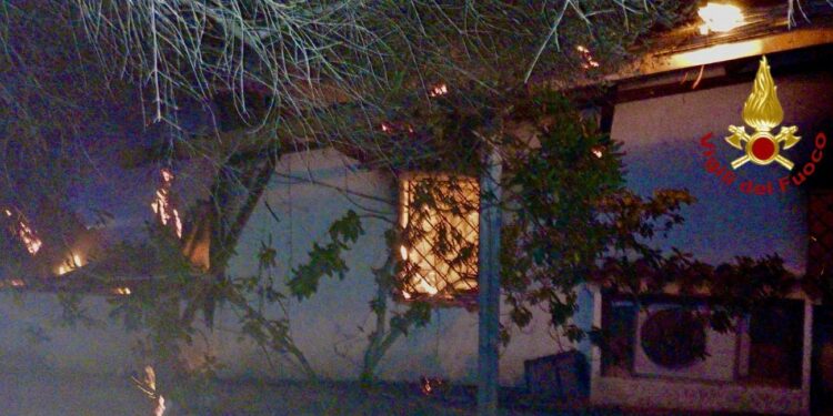 Porto Rotondo: a fuoco un’abitazione a “Sa Jaga Brusciada”